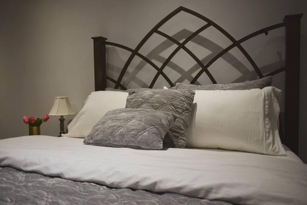 Home Away From Home - Basement Studio Apartment Toronto Exterior foto